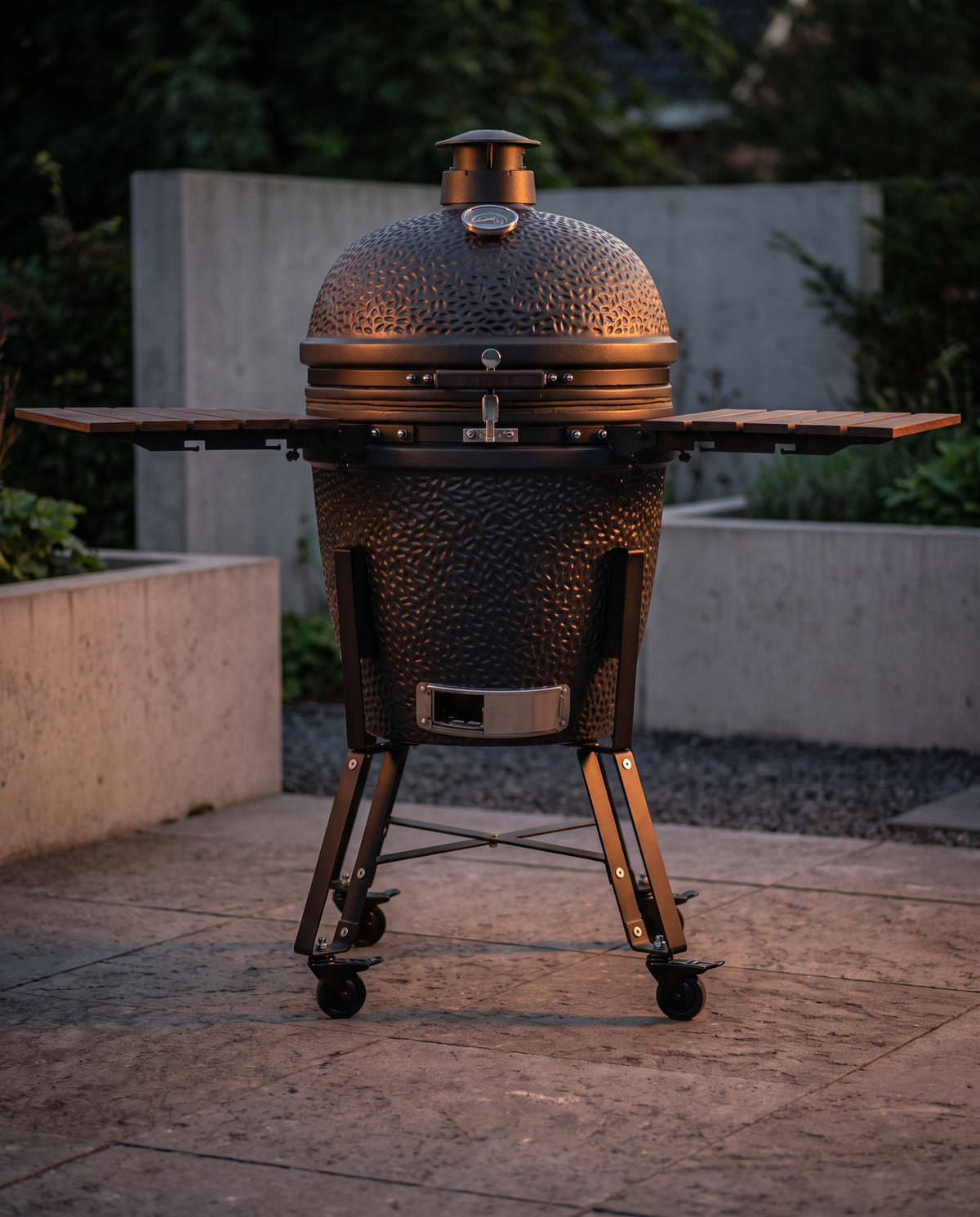 Eén kamado, alleen, bij avondlicht, geen personen.