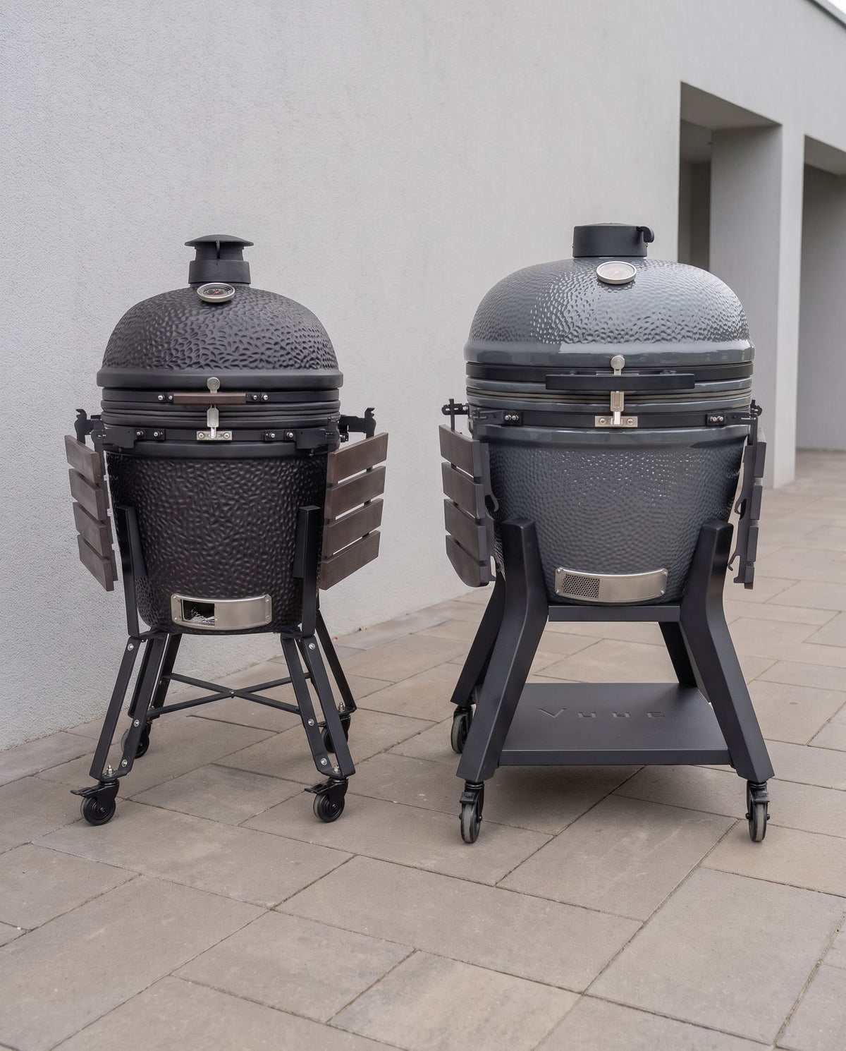 Twee kamado's naast elkaar met een klein verschil in formaat, geen personen.